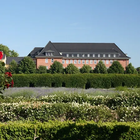 Am Schlosspark 3*