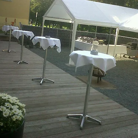 Am Schlosspark 3*
